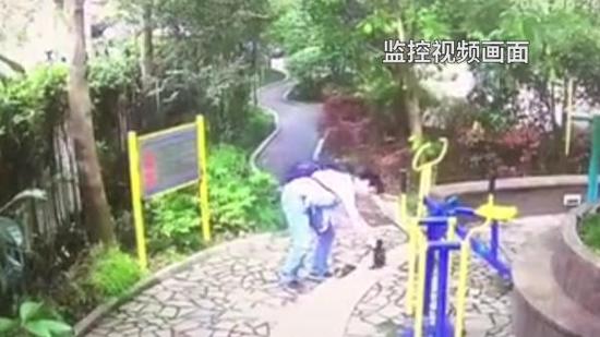 网传上海一男子小区内虐猫 物业:小区