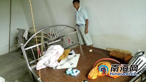 小文所睡的不锈钢床。