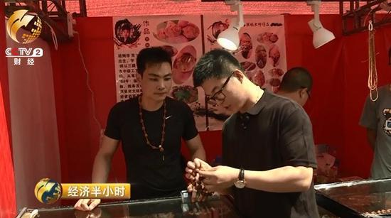 曹荻明打理着家里的一家老字号的文玩店，几乎每个潘家园的集日他都会来逛逛，有时是为了捡漏、进货，更多的时候是为了感受一下市场的行情。