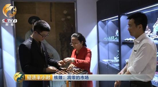 曹荻明拿出店里仅剩的这几串橄榄核，笑称，每一串都是橄榄核行情由火爆到冰冷的缩影。