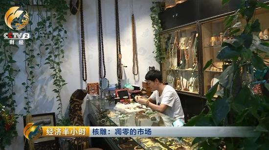 这家店的老板娘十多年前就开始做橄榄核生意，也幸运地赶上了橄榄核从不为人知到坐地升值的行情。