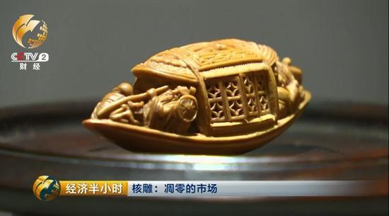 人越聚越多，买卖兴隆，核雕价格也节节攀升，从几百元涨到几千元，又从几千元蹿到几万元，很多原本不是从事核雕的工匠，也纷纷转行来雕刻橄榄核。