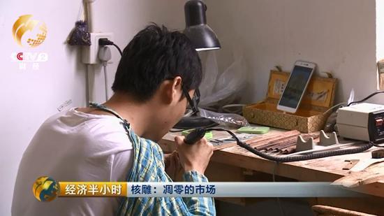 不仅是其它行业的工匠转行做核雕，连原来没有任何手艺的外行人也纷纷开始雕刻橄榄核。
