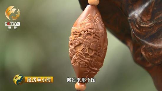 传统的橄榄核作品往往只有人物，他现在在作品上增加了风景和动物等元素，同时也在研究借鉴竹雕、木雕的刀法来把橄榄核雕刻得更加细致。