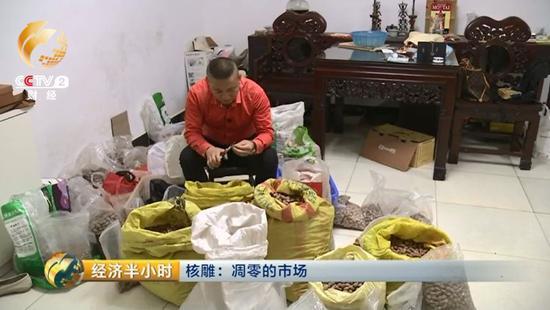 这天傍晚，当记者来到他家时，他正在整理囤在家里的橄榄核。