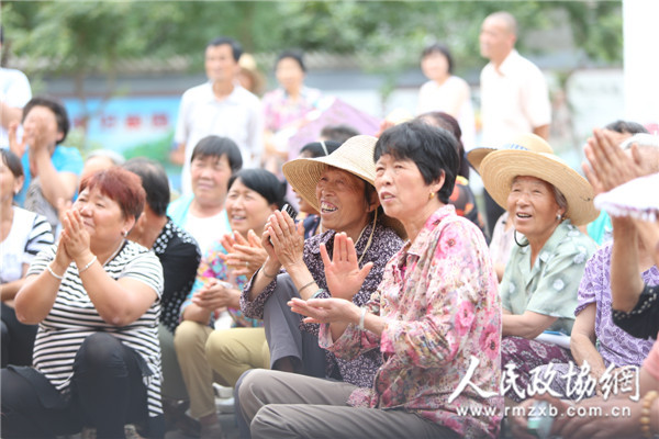 群众观看文艺演出1 群众观看文艺演出1