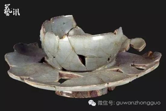 南宋修内司官窑盏托。