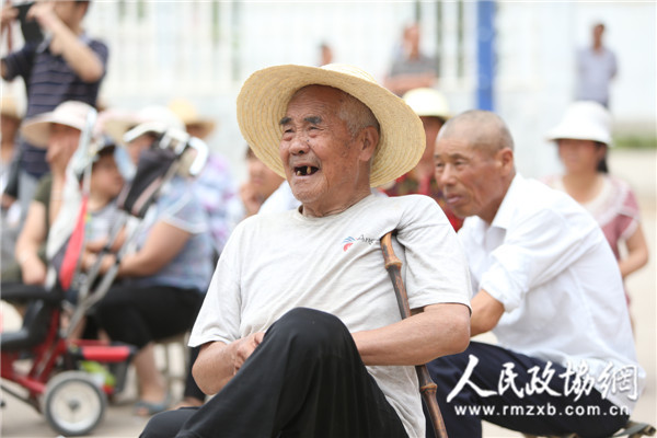 群众观看文艺演出2 群众观看文艺演出2