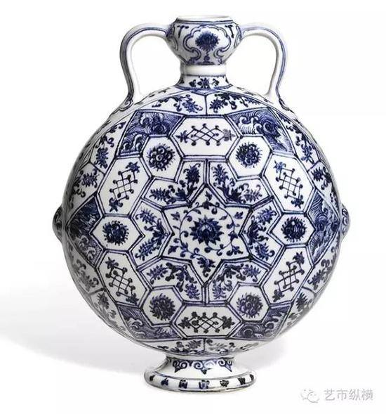明永乐 青花花卉锦纹如意耳扁壶 香港苏富比供图