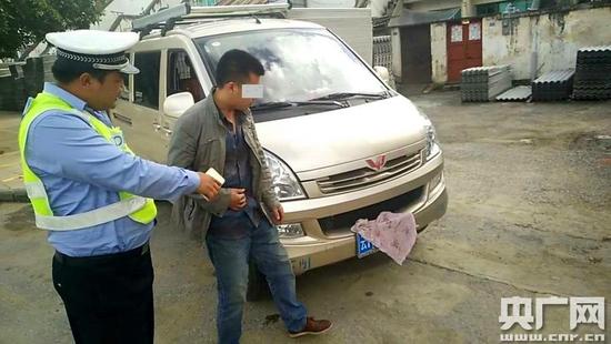 男子用毛巾遮挡车牌逃避电子抓拍 被扣罚12分