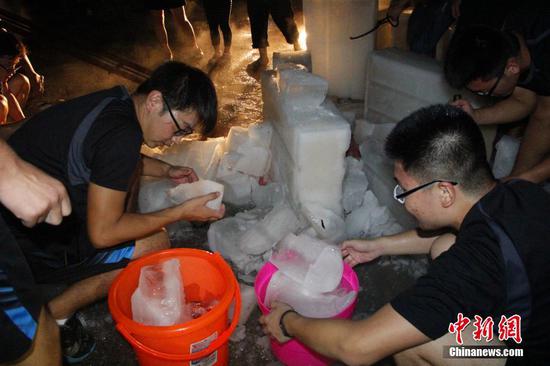 图为学生们在装冰块。