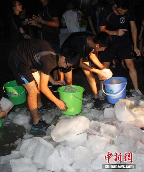 图为学生们在装冰块。