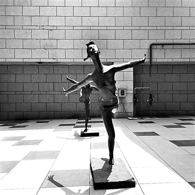 常营长楹龙湖天街楼下，“年轻女孩”胸部暴露