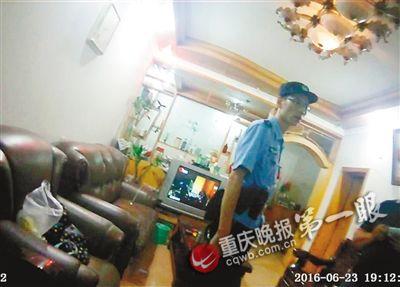 民警到群众家中查找失联女子