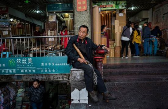 一名搬运工在批发市场外