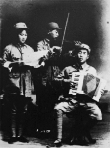 曹火星(右)与战友合奏 曹火星(右)与战友合奏