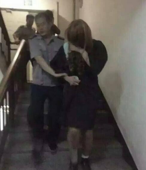 男子戴假发穿学士服夜闯女寝 学士服内只穿内裤