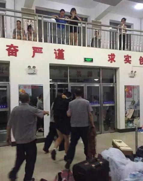 男子戴假发穿学士服夜闯女寝 学士服内只穿内裤