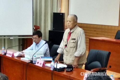 台湾政治大学唐屹教授全程站立作主题报告。(图片来源：中国日报记者 张陨璧)