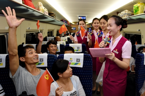 新华社照片，福州，2016年6月30日
    列车上的主题党日
    6月30日，福州客运段党员和入党积极分子在车厢里进行党史知识竞答。
　　当日，南昌铁路局福州客运段组织党员和入党积极分子，在闽西革命老区龙岩至北京的列车上开展“我服务，我奉献”主题党日活动，喜迎中国共产党95岁生日。
    新华社记者 张国俊 摄