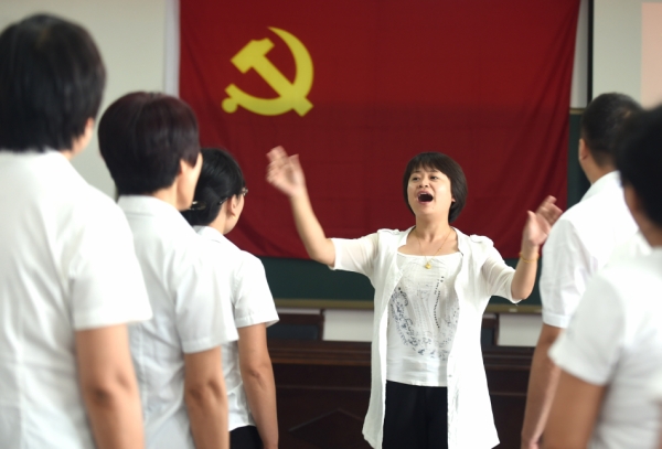 新华社照片，大厂（河北），2016年6月30日
    巡回党课迎“七一”
    6月30日，在河北省大厂回族自治县大厂二中举办的“巡回宣讲堂”上，参加培训的党员教师在合唱歌曲《没有共产党就没有新中国》。
    在“两学一做”学习教育中，河北省大厂回族自治县针对机关事业单位党组织、农村社区党组织、非公企业党组织开办“巡回宣讲堂”，组织宣讲团教师和宣讲助学员，通过集中、巡回和分散式相结合的形式开展宣讲，力求深入到全县每一个角落，实现宣讲工作全覆盖。
    新华社记者 李晓果摄