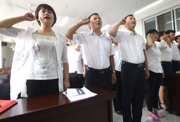 新华社照片，大厂（河北），2016年6月30日
    巡回党课迎“七一”
    6月30日，在河北省大厂回族自治县大厂二中举办的“巡回宣讲堂”上，参加培训的党员教师在合唱歌曲《没有共产党就没有新中国》。
    在“两学一做”学习教育中，河北省大厂回族自治县针对机关事业单位党组织、农村社区党组织、非公企业党组织开办“巡回宣讲堂”，组织宣讲团教师和宣讲助学员，通过集中、巡回和分散式相结合的形式开展宣讲，力求深入到全县每一个角落，实现宣讲工作全覆盖。
    新华社记者 李晓果摄