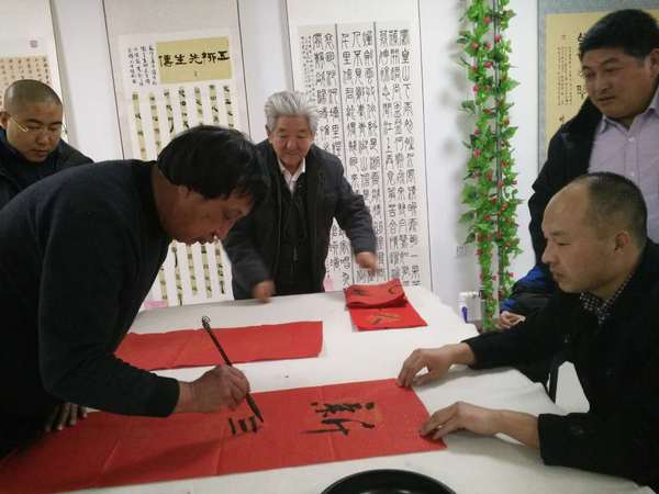 书法家在展览现场送春联 书法家在展览现场送春联