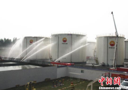 湖南常德举行“油库失火”应急演练 吴林芳 摄 湖南常德举行“油库失火”应急演练 吴林芳 摄