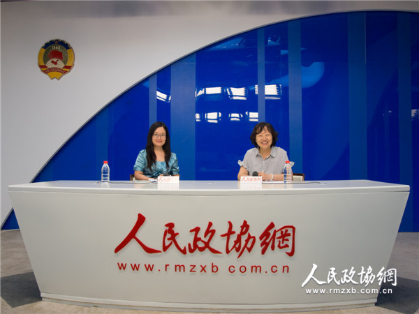 图为全国政协委员周秉建在人民政协网演播室进行《委员会客厅》节目录制