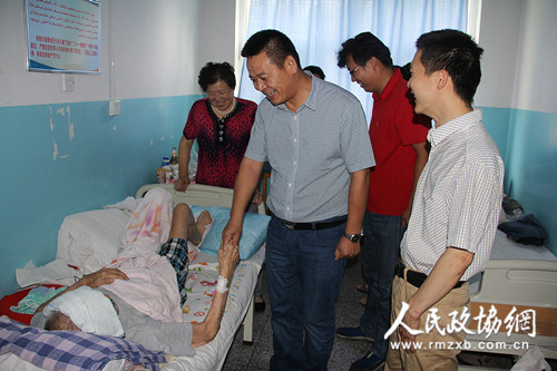 吐鲁番市高昌区政协慰问基层党员干部