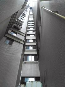 3岁男童从11楼电梯间窗台坠落 落在2楼奇迹生还