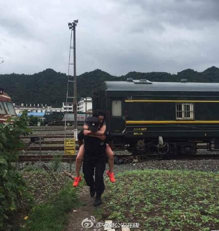 女子着急见男友却坐错车直接跳火车 身体无大碍