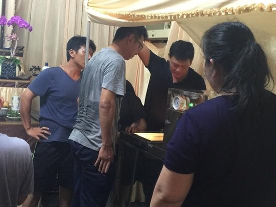 台海军官兵在遇难船长灵前下跪 家属痛骂：以为玩游戏呢？