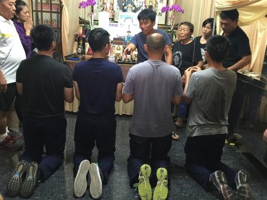 台海军官兵在遇难船长灵前下跪 家属痛骂：以为玩游戏呢？