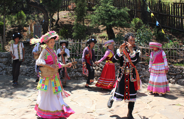 载歌载舞的傈僳族青年 载歌载舞的傈僳族青年