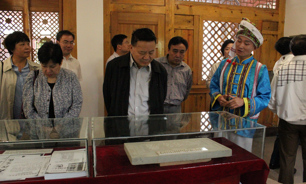 委员们考察湖南桑植县非物质文化遗产传习馆 委员们考察湖南桑植县非物质文化遗产传习馆