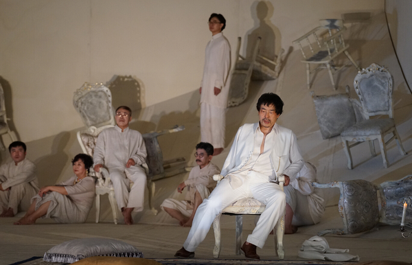 话剧《樱桃园》中，濮存昕饰演罗伯兴