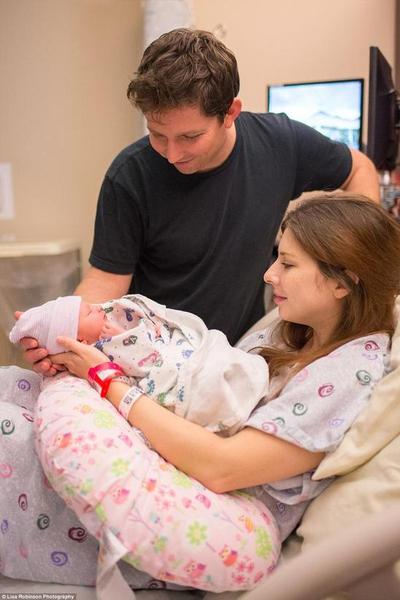 这是这个家庭的第一张全家福，看着怀里可爱的宝宝，新晋父母非?？?，从此以后，两个人的家庭开始变成三个人。罗宾逊之前经常在婚礼和旅行中为别人拍照，而这次她想为自己迎来一个新挑战。