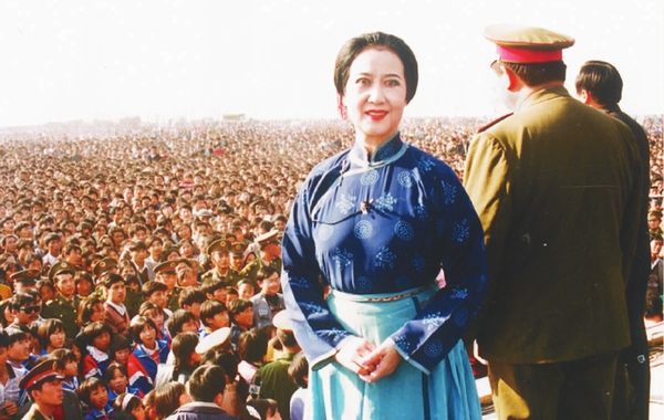 在江苏盱眙黄花塘新四军军部旧址， 10万人观看黄孝慈等人表演的京剧《沙家浜》选段