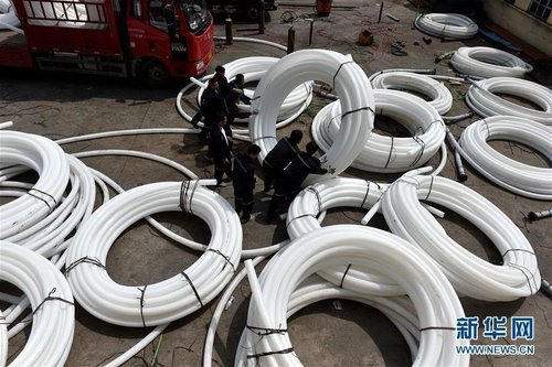 7月2日，山西省晋城市沁水县沁和能源集团中村煤业有限公司2405回风顺槽掘进工作面发生透水事故。经初步核实，当班下井94人，其中82人安全升井，12人被困井下，目前救援工作正在紧张进行中。图为7月3日，救援人员在搬运救援物资。詹彦 摄