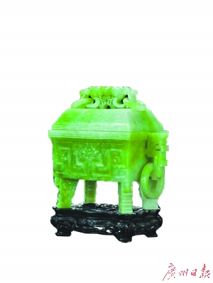 清乾隆 浮雕夔龙纹双耳龙钮方鼎 (成交价:RMB19,600,000)