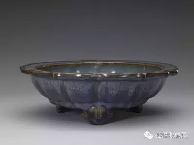 钧窑玫瑰紫釉菱花式三足花盆托 北宋