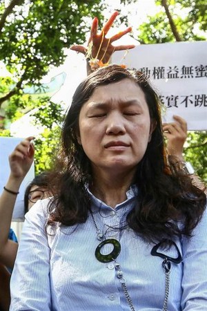 台湾高等教育产业工会、国立台湾大学工会与政大学生劳动权益促进会等多个团体，4日早上到“教育部”前面抗议因为去年发布的“专科以上学校强化学生兼任助理学习与劳动权益保障处理原则”，而衍生出各种假学习真劳动的违法问题。就在“教育部”专委出面接受陈情时，政治大学学生高若想突然从后头以蛋袭击专委，并蛋洗教育部。图片来源：台湾《中国时报》