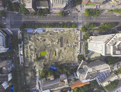 “湍驶风醒酒，船回雾起堤?！? style=