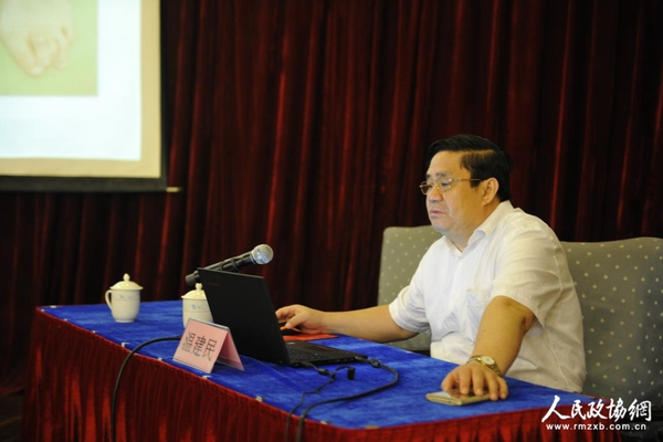 全国政协委员、中华中医药学会外治分会主任委员温建民教授做讲座