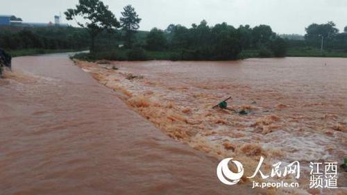 江西共青城汛情严峻 部分危旧房住户被劝离