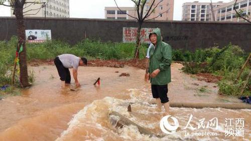 江西共青城汛情严峻 部分危旧房住户被劝离