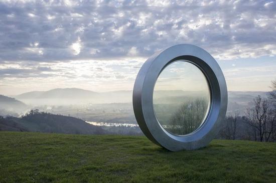 克罗地亚巨型破裂镜头雕塑 纪念于该国独立战争中殉职的摄影师 克罗地亚巨型破裂镜头雕塑 纪念于该国独立战争中殉职的摄影师