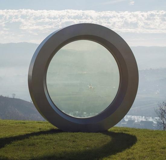 克罗地亚巨型破裂镜头雕塑 纪念于该国独立战争中殉职的摄影师 克罗地亚巨型破裂镜头雕塑 纪念于该国独立战争中殉职的摄影师