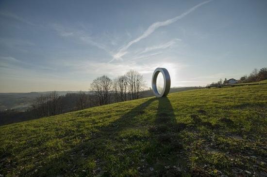 克罗地亚巨型破裂镜头雕塑 纪念于该国独立战争中殉职的摄影师 克罗地亚巨型破裂镜头雕塑 纪念于该国独立战争中殉职的摄影师